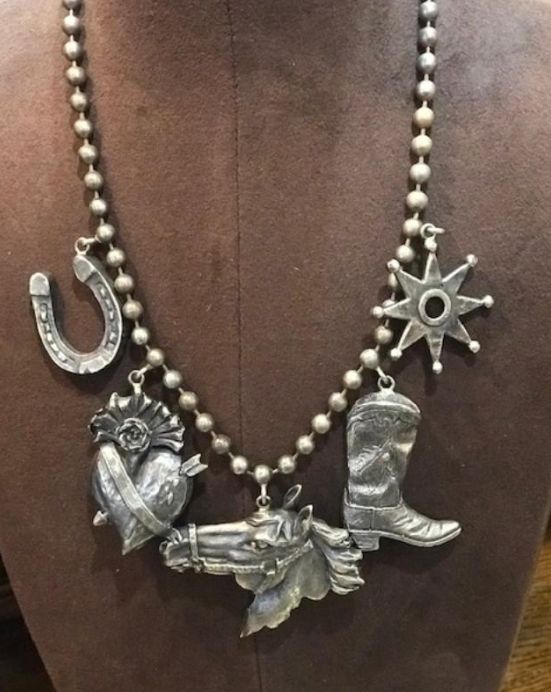 WESTERN CHARMS METAL PEARL NECKLACE